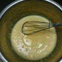 蛋黄加入100ml纯奶，并加入低筋面粉，打碎的大枣