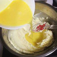 分3次倒入蛋液，并搅拌均匀，使鸡蛋与黄油完全融合。（不出现蛋油分离）