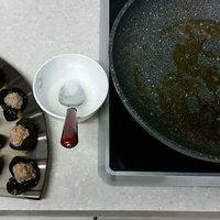 蒸丸子的汤汁倒入锅中小火，加少许酱油，用生粉勾欠，用勺子每个丸子上浇上