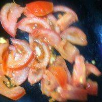 锅中放一小勺油，加入西红柿翻炒，变色后加入适量凉开水，再炒一会