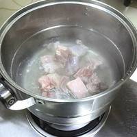锅里放水，烧至水热时，放入羊肉焯水；