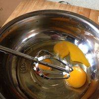 另取一个盆将鸡蛋打均匀