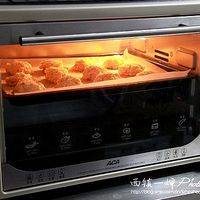 放入预热好的烤箱中层，以上下火200度的温度烤30分钟，表面变金黄即可。