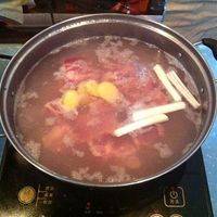 排骨凉水下锅，放入葱、姜、料酒，等水开血沫出来后就放到凉水里洗净