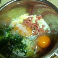 小葱切末，火腿肠切丁，在加两个鸡蛋，搅拌.
