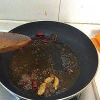 洗净鸡腿空水，架锅多放些油，入花椒、蒜瓣、干红椒。油烧热后入豆瓣酱炒出红油