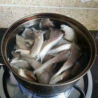 将蘑菇洗净撕成条，放入锅中，水开后，煮2分钟左右，捞出过凉水，握干水分，备用。