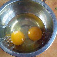 取鸡蛋两个打入碗中。