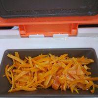 然后加进去面粉，和剩余的材料，泡橙皮的水也加进去，橙皮加到果料盒子里面