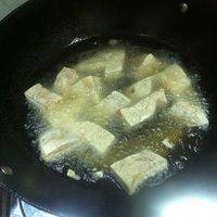 先把香芋削皮，洗干净，切一块一块像四方形的，然后倒多油下锅，等油开，把香芋倒进去炸，中火就可以，炸到外面酥脆了，捞起来。
