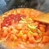 加入番茄酱炒匀后加水烧开；