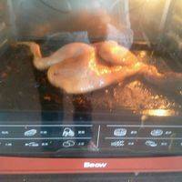 先把烤箱调一百七十度提前预热十分钟，十分钟后把鸡放入烤盘开始烤！