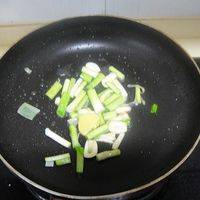 先把蒜根加入煸炒出香味