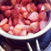 腌了一夜草莓会出水，将草莓和水一起倒入奶锅小火煮，依照自己口味加冰糖。开始会有很多水分和泡泡。产生的泡泡一定要用汤匙拿掉。一直煮，不断搅拌，水越来越少，一直到浓稠，关火，趁热装进消毒好的干燥瓶子里，盖好，倒扣，凉了放冰箱。