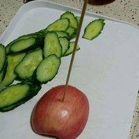 苹果对半切开，插上竹签。