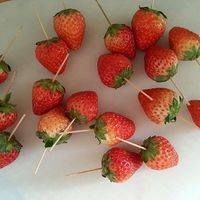 草莓清洗干净晾干水分，在草莓蒂部插入牙签。