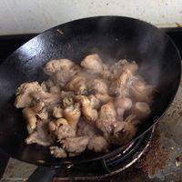 炒锅热油，配料挑出来先爆香，然后把腌制一段时间后的鸡肉下锅翻炒至断生。如果喜欢焦香口感我会用平底锅慢煎。