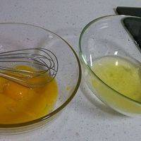 必须干净无水~无油的两个碗。蛋白蛋黄分开装。蛋白里不能有一点蛋黄。