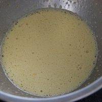 把白糖加入到鸡蛋中，用手动打蛋器搅打3分钟，至颜色变白，液体浓稠停止。
