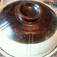 锅烧点水，开了后放入蚝油生粉芡拌匀下点麻油，倒入砂锅！