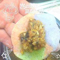 切成小剂子擀成饺子皮，尽可能大一些，以便包出来的元宝霸气，把香菇切碎，和肉馅、生鸡蛋混合搅拌，放料酒酱油等调味（咸淡依个人口味，我喜欢咸口的）