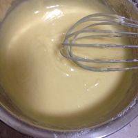 将低筋面粉和玉米淀粉混合过筛，倒进蛋黄糊里，搅拌至无颗粒。