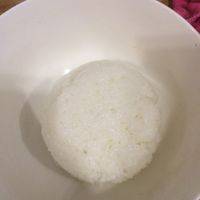 米饭盛到碗中