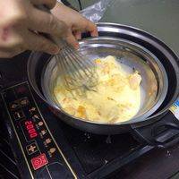 隔沸水加热第三步，使蛋黄达到80度即可，但是不能太高，防止蛋黄变熟。