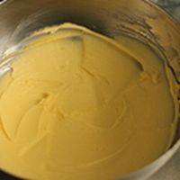 将室温软化的黄油加入糖粉，搅拌至膨松，体积变大，颜色发白。
