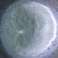 淡奶油倒入盆中，隔冰水用电动打蛋器打发至出现纹路即可。