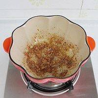 锅里加油烧热，放入切碎的红葱头和姜末，小火炒至红葱头碎微焦呈金黄色。