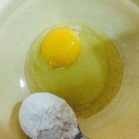 鸡蛋和面粉 盐 还有一勺水 搅拌均匀