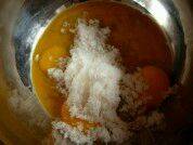蛋黄加1/3白砂糖打发均匀后，加入融化后的黄油和水搅拌均匀。