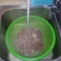 倒入篮子沥水，冷水冲一下，让肉有弹性