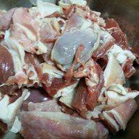 羊肉切碎用料酒腌制，白菜丝切碎。热锅，下羊肉翻炒，加水煮制一会。