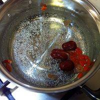 锅倒入适量清水将红枣、桂圆、枸杞加入一起烧开后转小火煲30分钟。