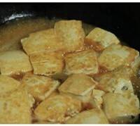 将辅料中的酱油和水混合，一起浇在豆腐上，小火煮5-8分钟。视口味再调盐。