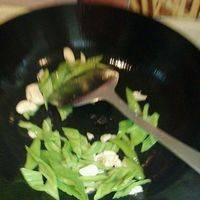 热油锅，放蒜瓣稍稍爆香，放青椒。
