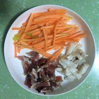 胡萝卜和腊肉洗净切丝
