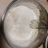 塔塔粉、玉米淀粉放入面粉中拌匀，过筛，筛入蛋黄液中，翻拌方式把面粉和蛋液拌匀。