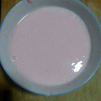 qq糖浆倒入酸奶，混合均匀。