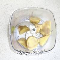 土豆蒸熟后去皮，搅碎或用小勺压碎成泥。