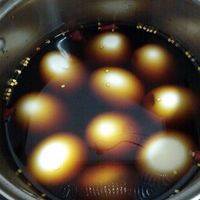 将煮熟的鸡蛋放入汤料中（可用牙签在鸡蛋上扎几个小孔，这样汤汁才入味），可加少许的煮20分钟，捞起来凉一会儿，再煮20分钟（越多次越Q）