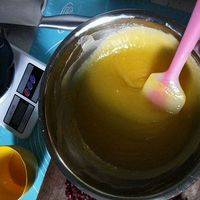 将黄油隔水软化，加入糖粉，均匀搅拌。不能化成液体哟，分三次加入蛋液，不出现蛋油分离状态即可