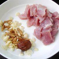 瘦肉切片；北杏、蜜枣、麦冬洗净；备好姜片；
