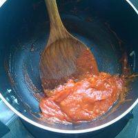 加入剩下的150克番茄酱，离火搅匀后慢慢加热成图里的样子