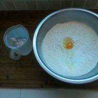 面粉里放入碱面，盐，还有鸡蛋，水用的豆浆机杯子，2斤水，实际用了1斤左右！