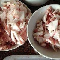 肉切片（白肉、瘦肉分开），牡蛎洗净、包菜洗净切丝，葱切小段，香菇、金针菇洗净待用。