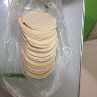 2.并将买来的饺子皮用擀面杖擀薄。