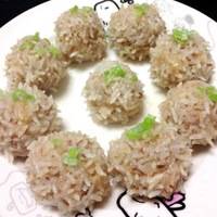 将肉揉成肉圆，外表裹上糯米，隔水蒸即可～